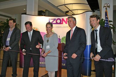 Izon CEO Hans van der Voorn, MassBio President & CEO Robert Coughlin, Massachusetts Life Sciences Center President & CEO Susan Windham-Bannister, Ph.D., Massachusetts Office of International Trade and Investment Executive Director Ken Brown, and ViThera Labs President Johannes Fruehauf participate in the ribbon-cutting ceremony at the opening of New-Zealand-based Izon’s new U.S. headquarters in Cambridge.