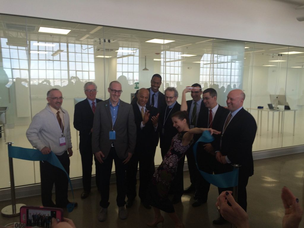 Emulate President & CSO Geraldine Hamilton cuts the ribbon to officially open Emulate’s new headquarters in the Seaport District of Boston, joined by City, State, and industry officials including Boston City Councilor Bill Linehan (left), MassBio Chief Business Officer John Hallinan (second from left), City of Boston Economic Development Director John Barros (fourth from left), Massachusetts Life Sciences Center President & CEO Travis McCready (fifth from left), and the Baker Administration’s Assistant Secretary for Business Growth, Mike Kennealy (right).